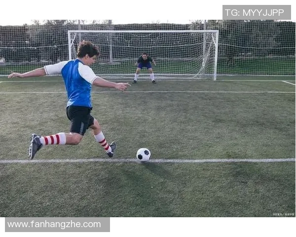 足球明星各具风格的踢球姿势解析与技巧分享